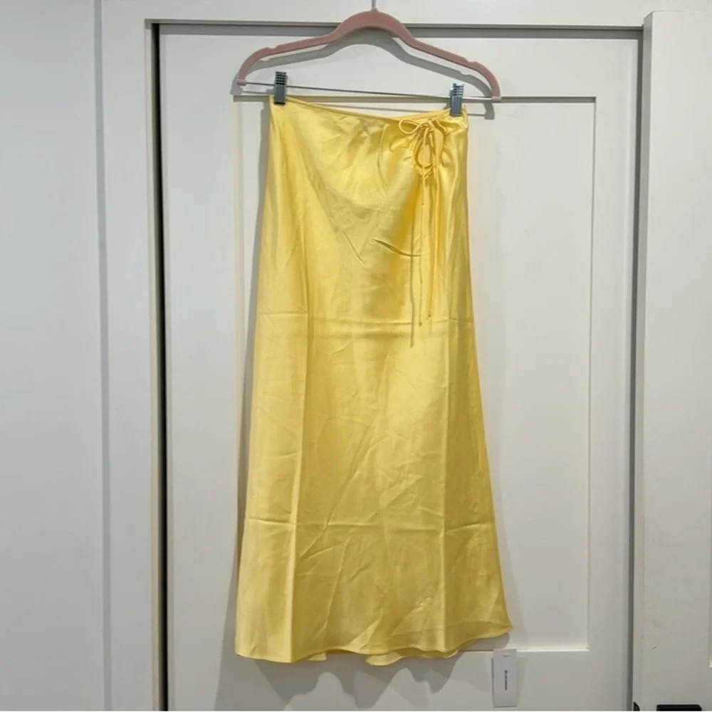 Rumored yellow satin mini skirt XS - Picture 6 of 6